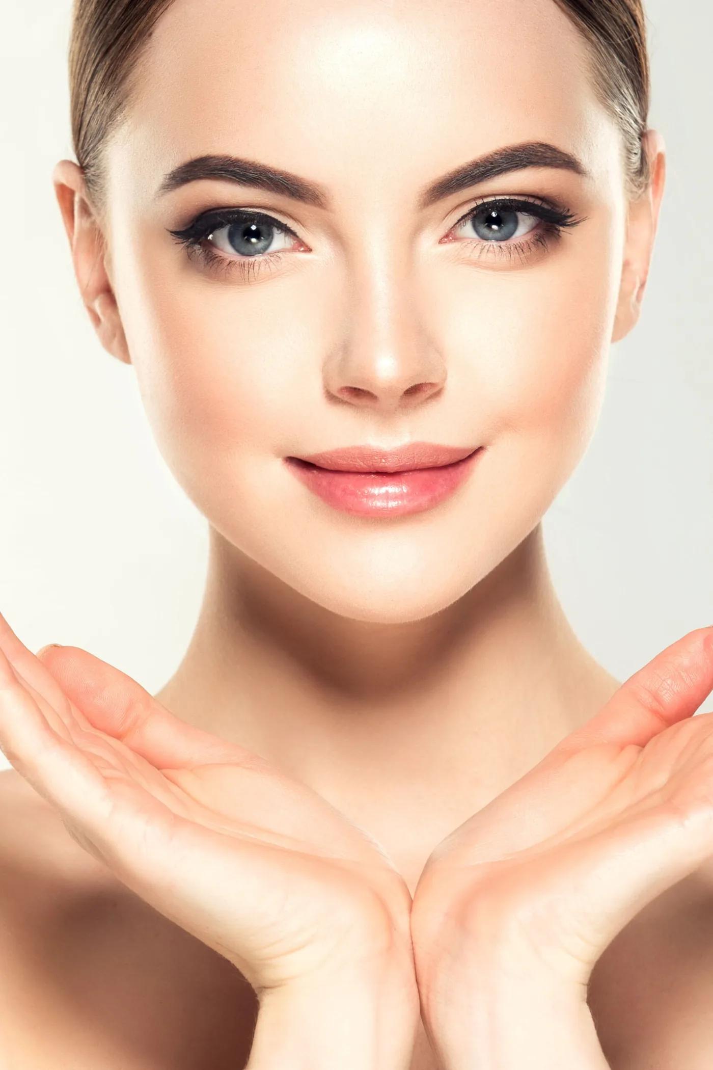 Nahaufnahme eines gepflegten Gesichts mit betonten Brauen und Wimpern