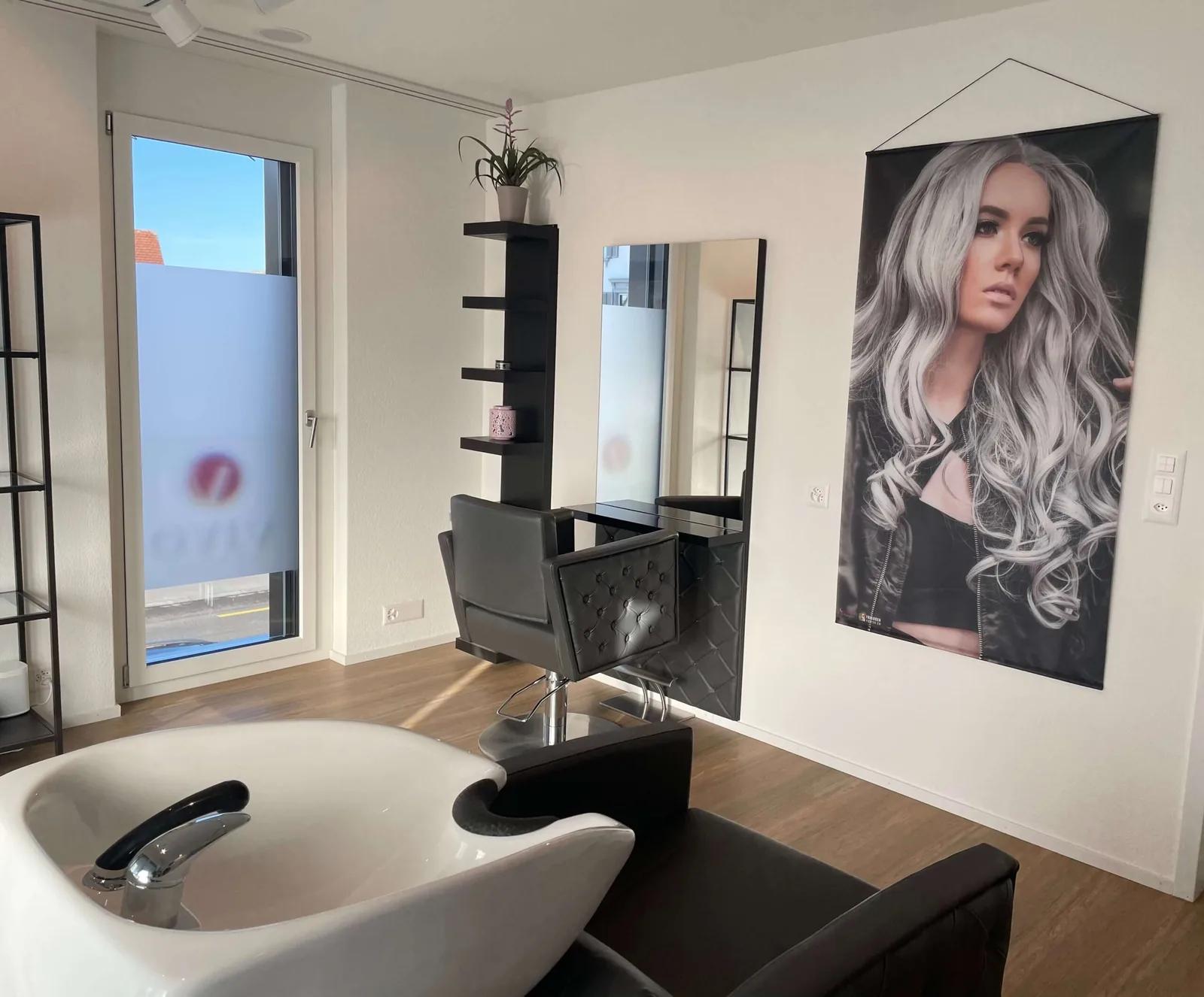Waschplatz und Spiegelarbeitsplatz im Studio